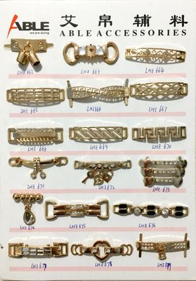 China Custom Brushed Gold Zinc Alloy Buckle Chains For Ladies Shoe Spare Parts supplier